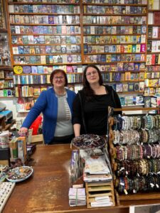 Katie King, 30 anni di ricerca e spiritualità: da libreria “temuta” a luogo della curiosità