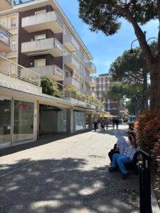 Vetrine spente nel cuore turistico: un isolato simbolo della crisi del commercio