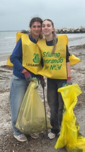 Grande partecipazione questa mattina per “Spiagge Pulite”: oltre sessanta volontari in azione (tutte le foto)