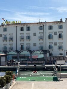 Il traghetto fermo a Pasqua scatena le polemiche: turismo al via senza un servizio essenziale