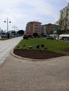 Giardini al Mare, via le vecchie colonnine di pronto soccorso