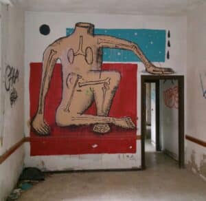 La colonia diroccata diventa una galleria d’arte clandestina