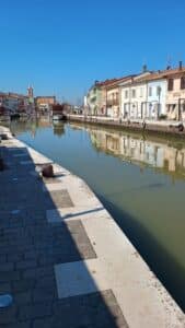 Porto di Cesenatico, arrivano le nuove regole: stop a monopattini e skateboard, biciclette a passo d’uomo