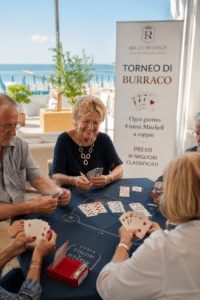 Il burraco diventa servizio: in Riviera la vacanza si gioca anche al tavolo
