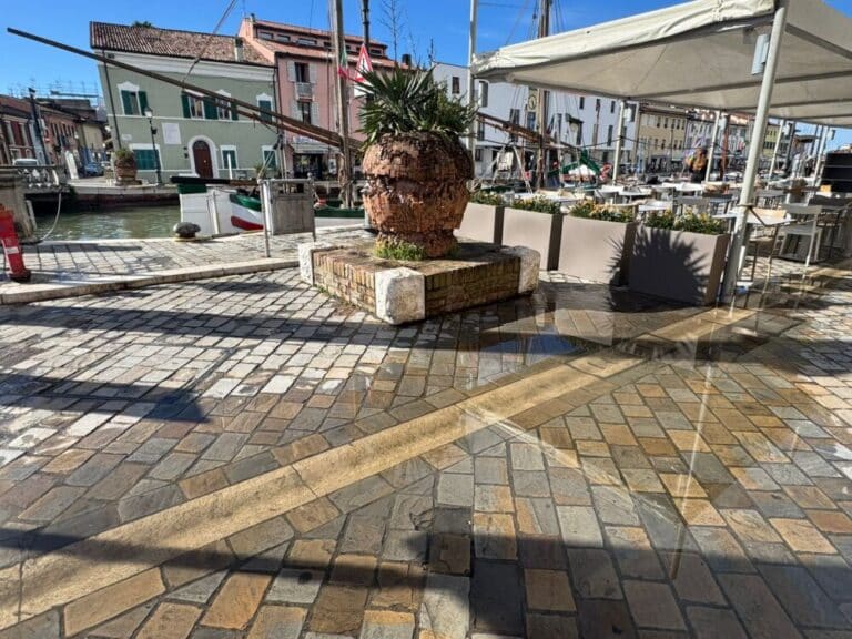 Porto canale, via alla riqualificazione: nuovo look per panchine e arredi