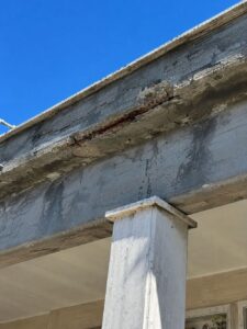 Cimitero di Sala, dopo il crollo scatta l’allarme degrado: travi lesionate e cemento ammalorato