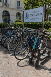 21 biciclette e 4 monopattini elettrici a disposizione delle associazioni di Cesenatico