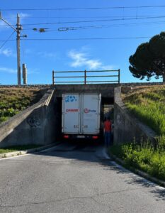 Camion incastrato nel sottopasso di Viale Torino: traffico bloccato per 15 minuti