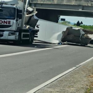 Un altro Tir incastrato nel sottopasso di viale Trento: traffico in tilt
