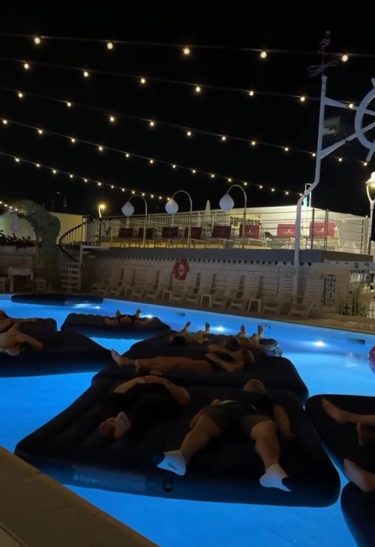 Concerto meditativo in piscina al Flamingo: benessere e campane tibetane sotto le stelle