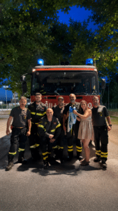 Pappagallo bloccato tra gli alberi: salvato dopo un giorno grazie ai Vigili del Fuoco