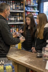 Vodka a ragazze di 15 anni, ora il minimarket rischia grosso: alla prossima può scattare la chiusura