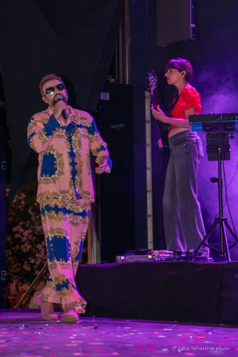 Dargen D’Amico divide la piazza: concerto sottotono, per fortuna c’è Dj Sabbatini