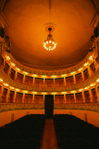 “Lasciateci lavorare”: OffArt chiama al confronto sul Teatro di Cesenatico