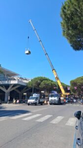 Mega gru davanti al Palazzo del Turismo: operazione spettacolare per sostituire i condizionatori rotti