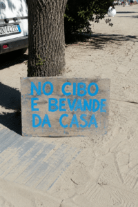 Sand Gate, il divieto che fa discutere: “Vietato portare cibo da casa in spiaggia”