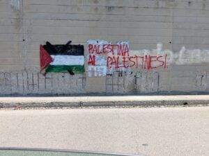 Nuova scritta sul cavalcavia della S16: nella notte cambia il messaggio, “Palestina ai palestinesi”