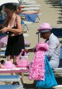 Notte Rosa, sulla spiaggia spunta già il business (illegale) del “pink”