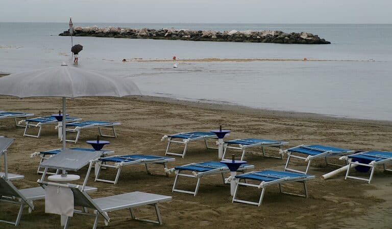 Gatteo Mare, chiusa la scorsa notte la maxi buca davanti alla spiaggia