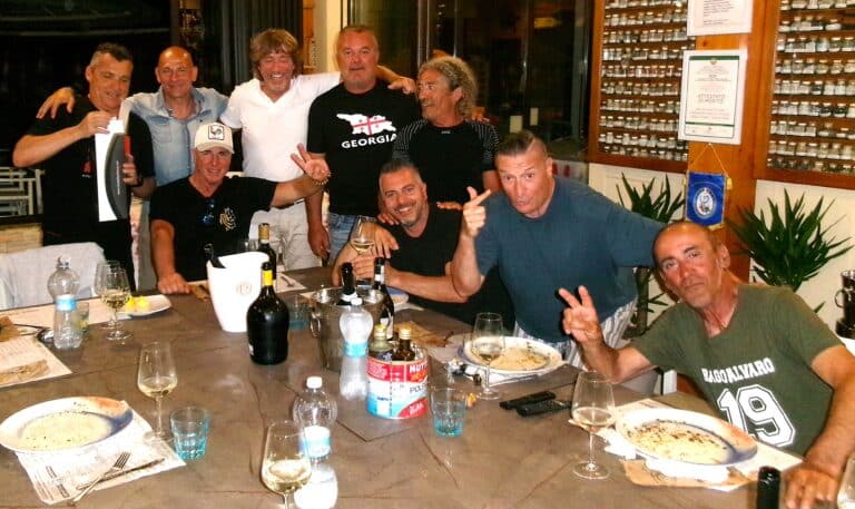 Campioni, musica e sapori di mare: rimpatriata speciale al “Mare in Pentola”