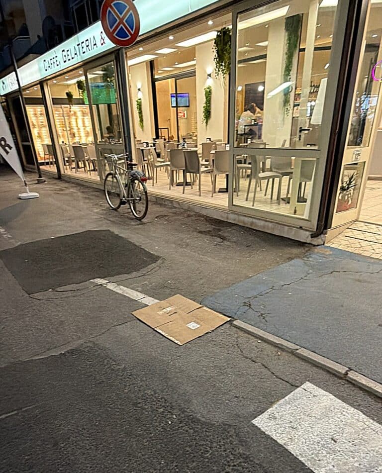 Viale Gramsci invaso dai cattivi odori: “Dopo i lavori alle fogne situazione insopportabile”