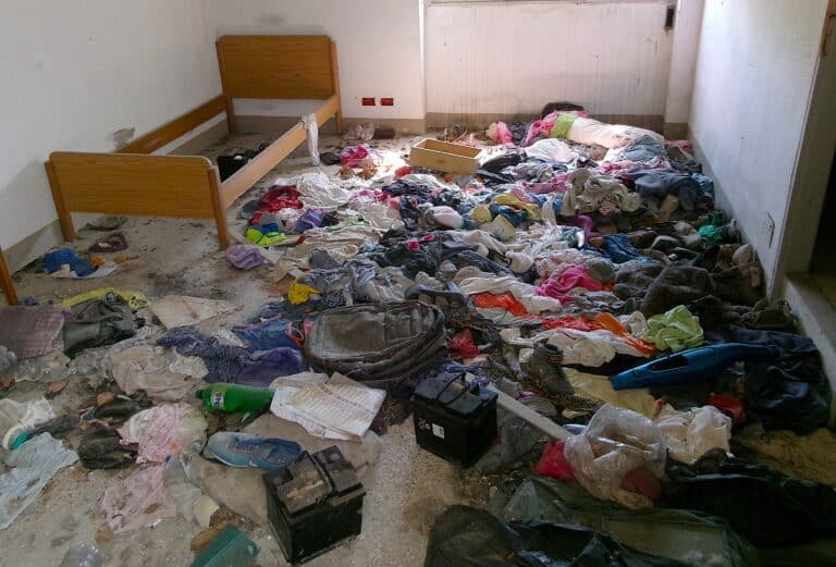 Bivacchi e clochard, siamo entrati nella colonia occupata “Leone XIII”