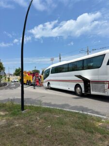 Pullman bloccato alla rotonda del sottopasso di viale Torino: traffico in tilt