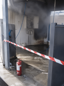 Incendio al lavaggio self service: il Comune ordina la messa in sicurezza