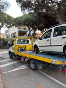 Mercato estivo alla Vena Mazzarini, debutto tra multe e rimozioni: a farne le spese soprattutto i turisti
