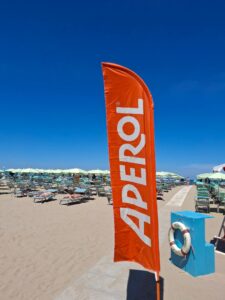 Rubata la bandiera dell’Aperol, il Bagno Conti lancia l’appello: “A chi la ritrova bibita in omaggio”