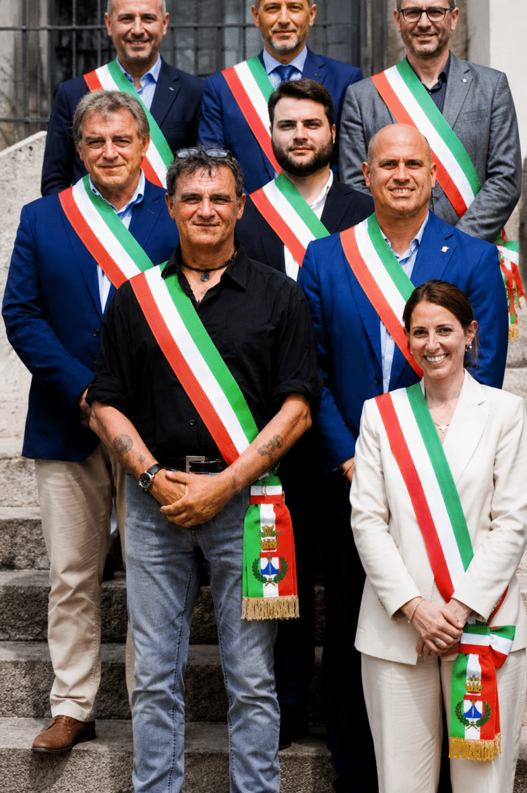 Camicia nera, fascia tricolore e… troppo rumore