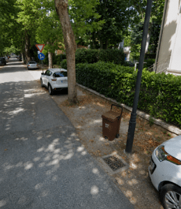 Parcheggi riservati? No, occupati abusivamente: tornano sedie, vasi e fioriere negli stalli pubblici