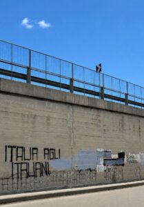 Torna “Italia agli italiani” sul cavalcavia della SS16: il muro che racconta una comunità divisa