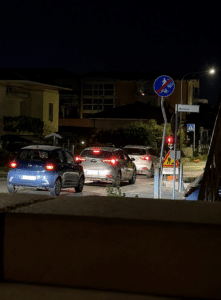 Catarifrangente scambiato per semaforo. E la notte a Sala si formano le code!