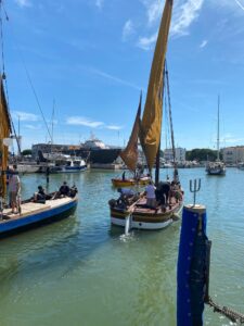 Ottanta sorrisi spiegano le vele: a Cesenatico la solidarietà si celebra in mare  