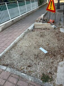 Albero rimosso da mesi, ma davanti a casa resta una voragine: “Così non riusciamo nemmeno a entrare con l’auto”