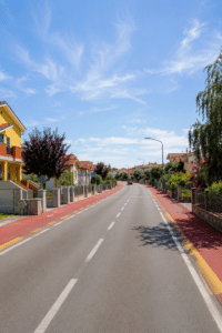 La pista ciclabile nega i parcheggi: cresce il malcontento a Sala