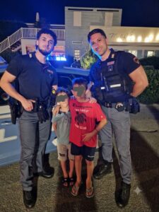 Bimbo di 7 anni si perde sulla spiaggia: ritrovato dalla Polizia dopo minuti di paura