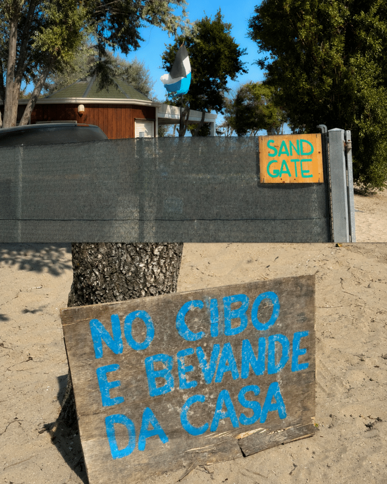 Sand Gate, il cartello resta: è rimpallo tra Comune e Carabinieri