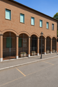 Dopo il caso Moretti, la Diocesi valuta una stretta sull’accoglienza: allo studio inferriate per i portici del convento