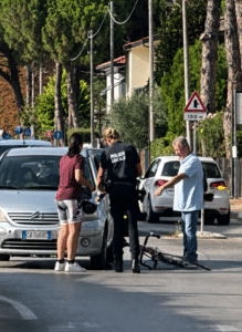 Incidente nel cuore di Sala: auto e bici si scontrano, traffico rallentato