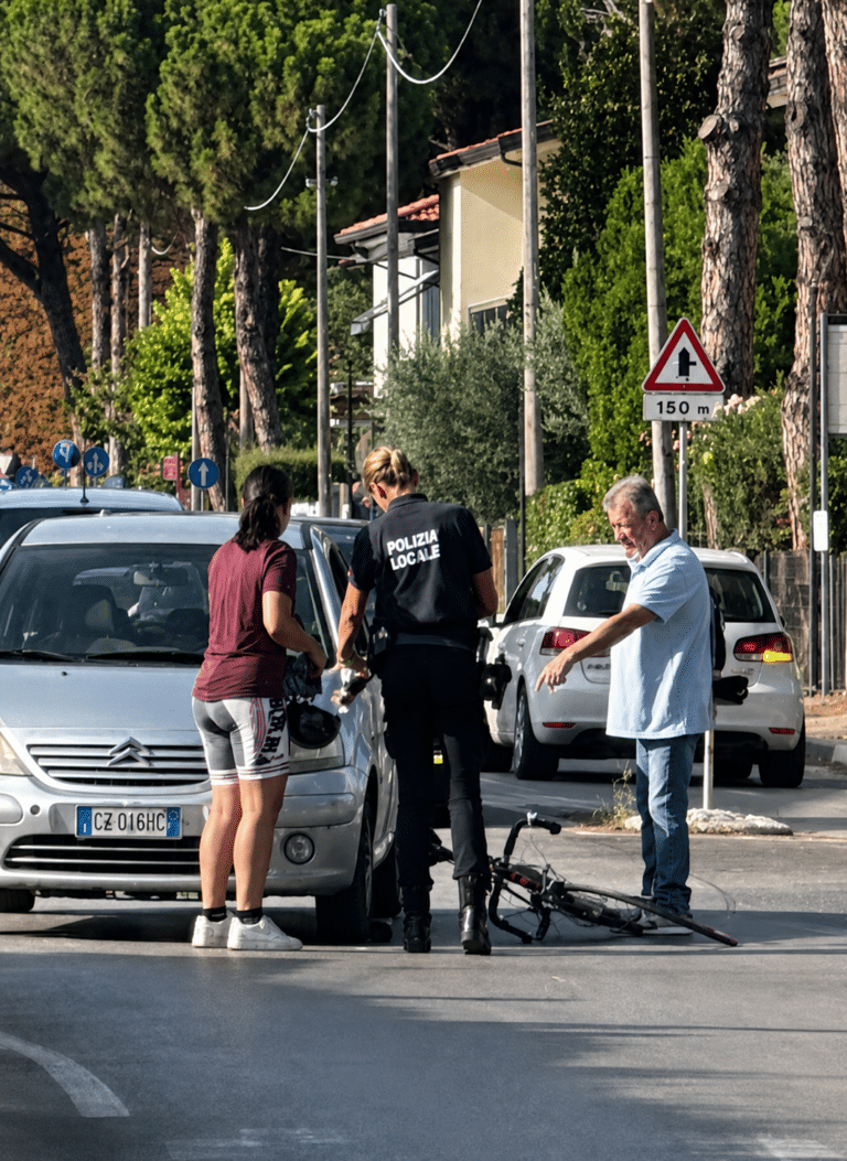 Incidente nel cuore di Sala: auto e bici si scontrano, traffico rallentato