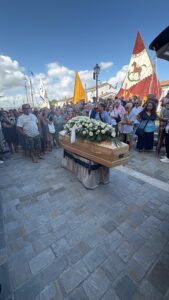 LIVE – L’ultimo saluto ad Andrea Quadrelli: Cesenatico si stringe nel ricordo di un amico di tutti