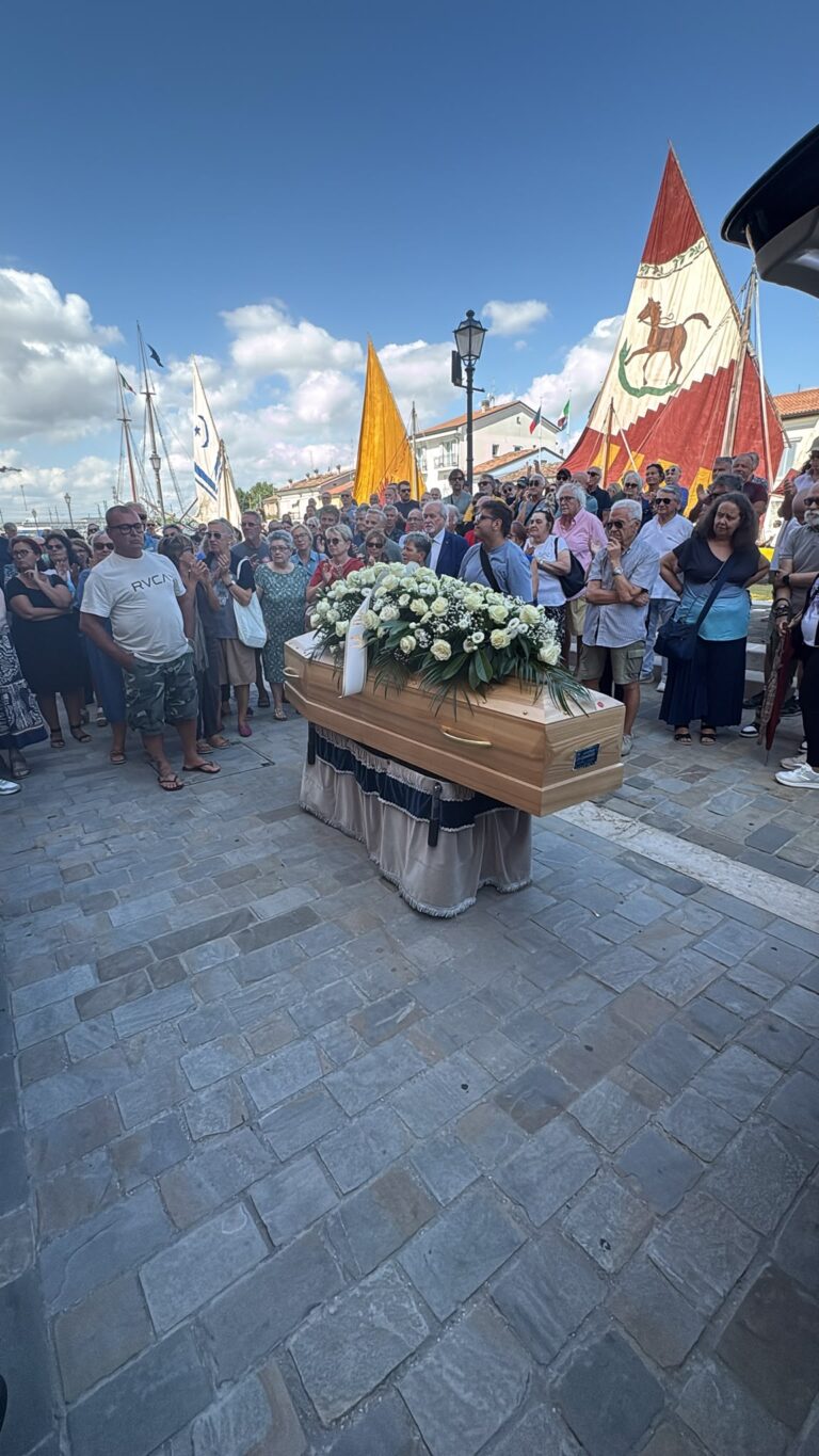 LIVE – L’ultimo saluto ad Andrea Quadrelli: Cesenatico si stringe nel ricordo di un amico di tutti