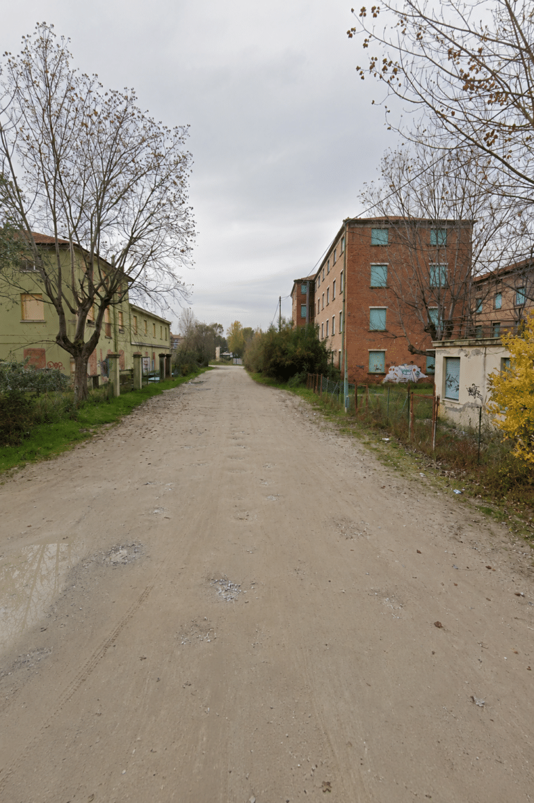 Incendio nell’ex colonia di via Tito Speri, il Comune ordina la messa in sicurezza