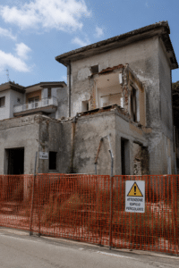 Fabbricati da demolire rimasti in piedi: il Comune minaccia di acquisire l’area!
