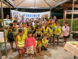 Meno auto davanti alle scuole, il Comune annuncia due nuove linee “Piedibus”