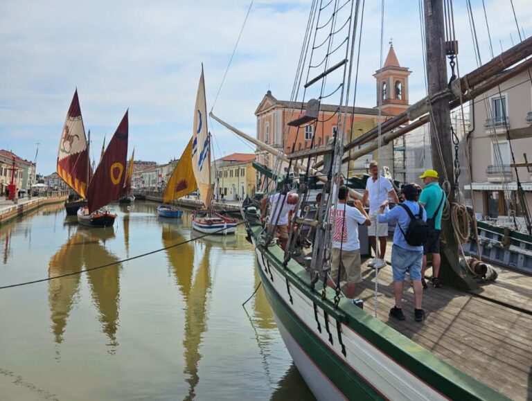 Cesenatico protagonista su Rai 1: il Comune investe 2.500 euro per la puntata di “Azzurro – Storie di Mare”
