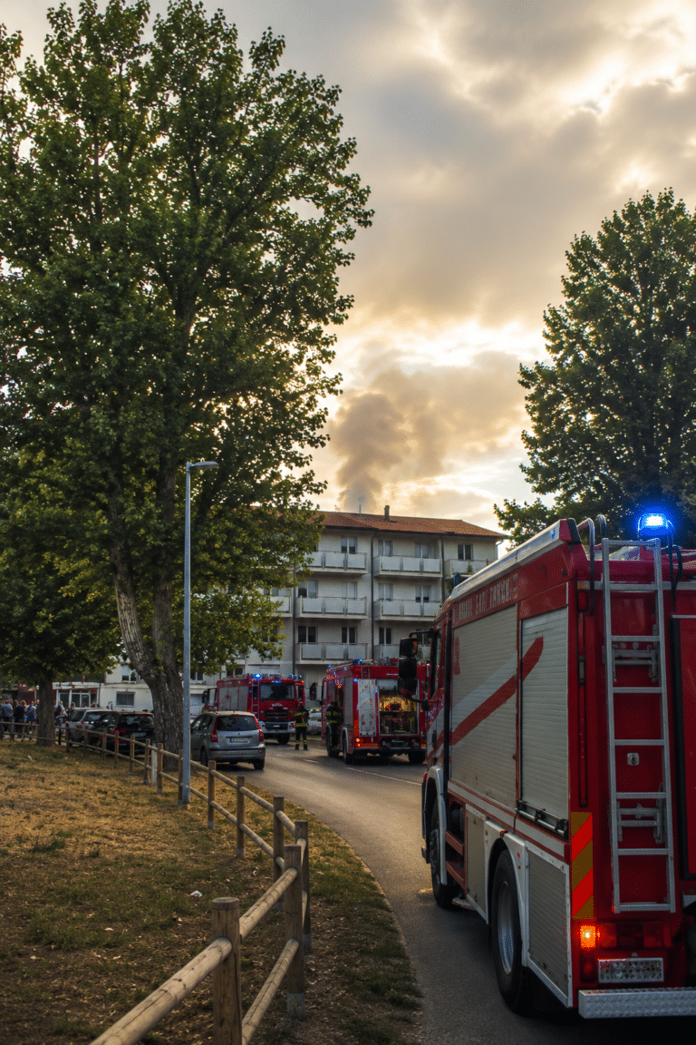 Incendio in un appartamento a Ponente: evacuato il condominio