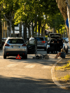 Ciclista urtata da un’auto in Viale Vespucci: nessuna grave conseguenza